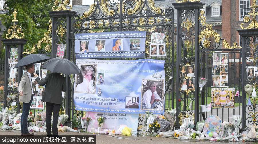 戴安娜王妃去世20周年 威廉夫妇及哈里王子冒雨悼念