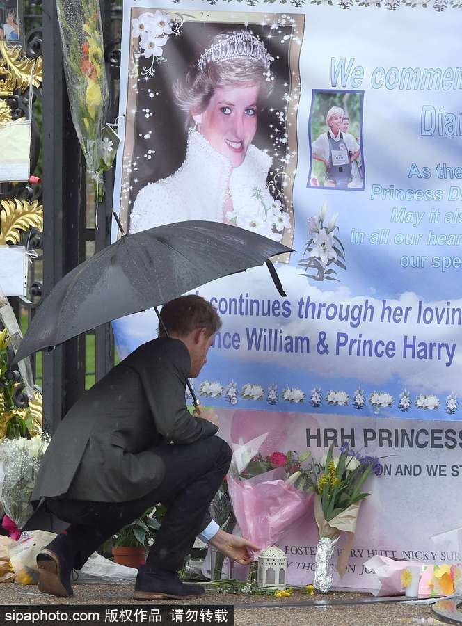 戴安娜王妃去世20周年 威廉夫妇及哈里王子冒雨悼念