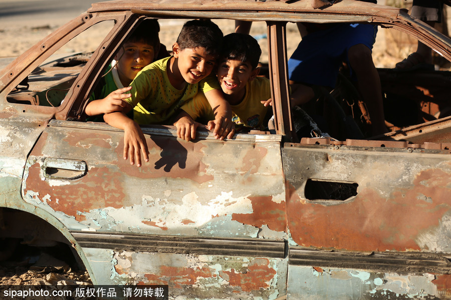 不一样的加沙童年 废弃生锈汽车变身儿童“玩伴”