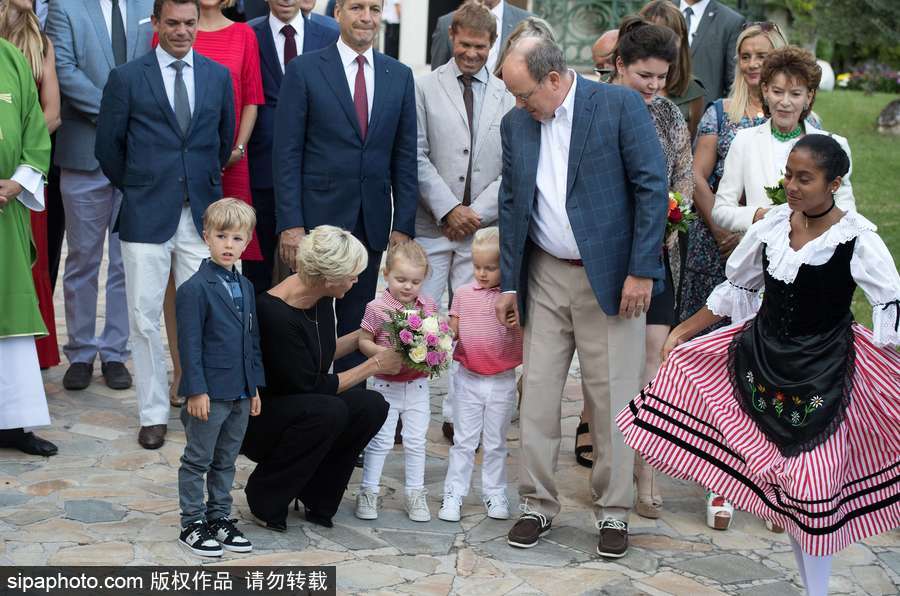 摩纳哥王室参加传统野餐节活动 龙凤双胞胎亮相萌翻全场