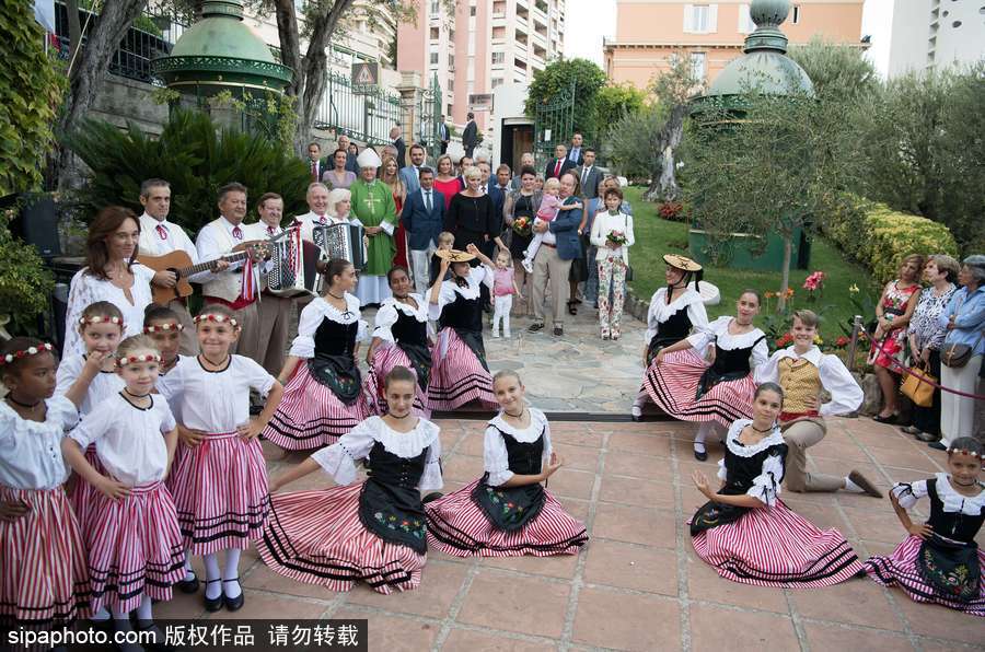 摩纳哥王室参加传统野餐节活动 龙凤双胞胎亮相萌翻全场