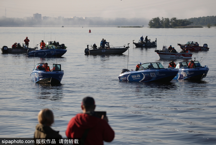 俄罗斯举行渔船锦标赛 伏尔加河上开展捕鱼竞技