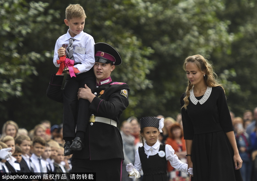 俄罗斯“知识日” 西伯利亚军事学校萌娃穿制服庆祝