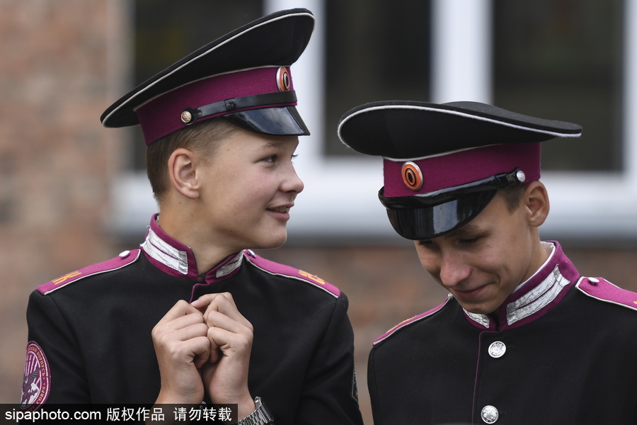 俄罗斯“知识日” 西伯利亚军事学校萌娃穿制服庆祝