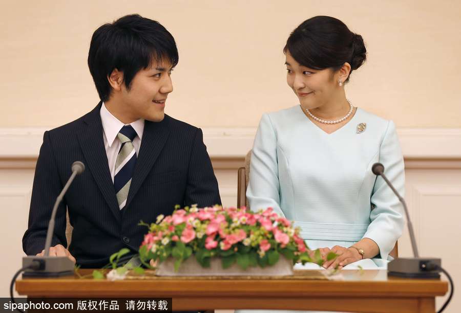 日本真子公主与未婚夫正式宣布订婚 出席记者会满眼爱意