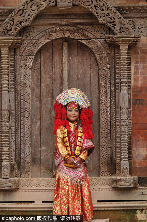 尼泊尔百名女孩精心装扮化身“活女神” 庆祝库玛丽崇拜节
