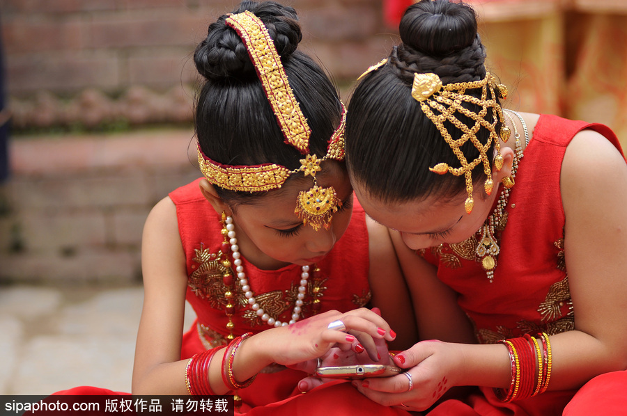 尼泊尔百名女孩精心装扮化身“活女神” 庆祝库玛丽崇拜节
