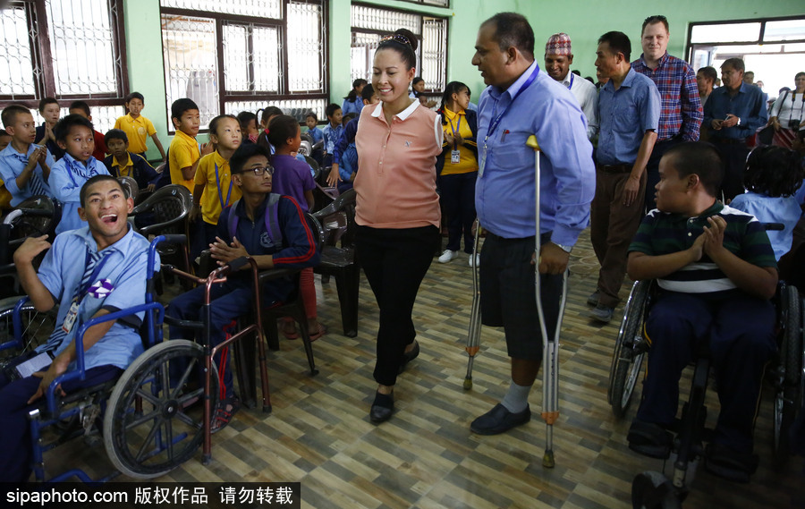 世界上首位获得执照的无臂女飞行员 访问尼泊尔鼓励残疾人