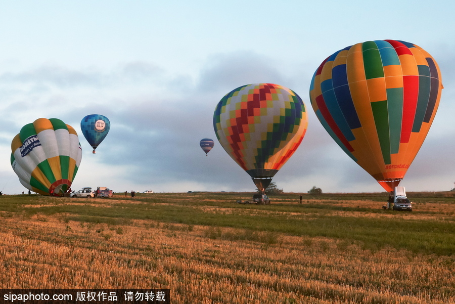 俄罗斯克里米亚举行热气球节 色彩缤纷