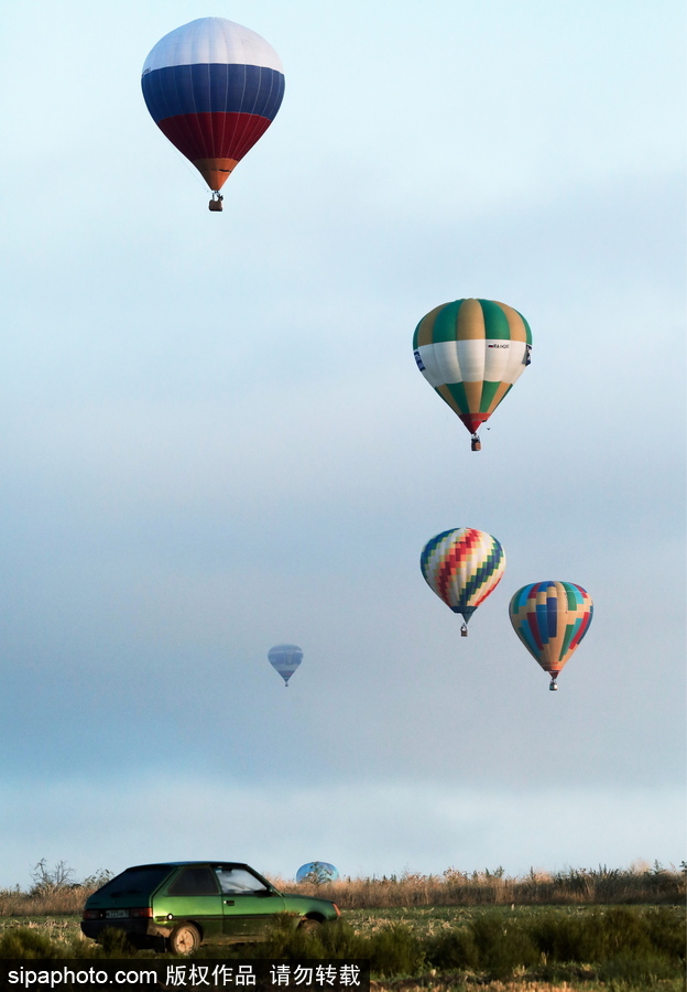 俄罗斯克里米亚举行热气球节 色彩缤纷