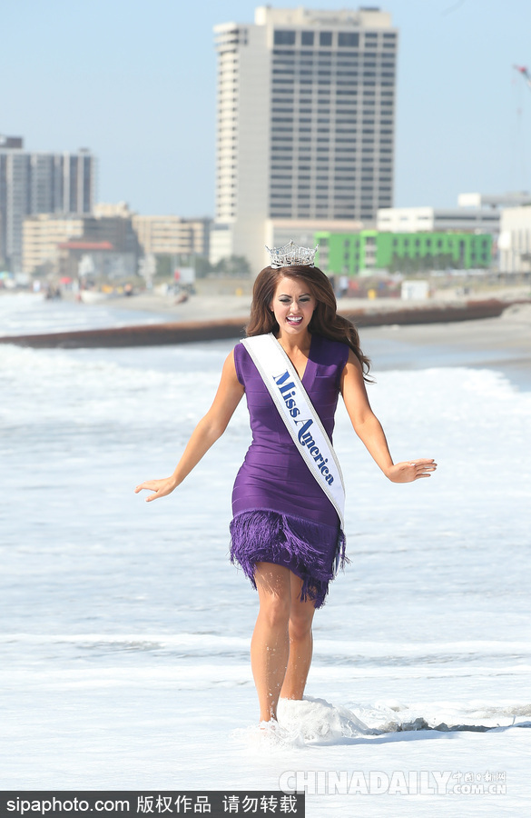 新科美国小姐卡拉·蒙德亮相海滩 摆pose拍照画风活泼