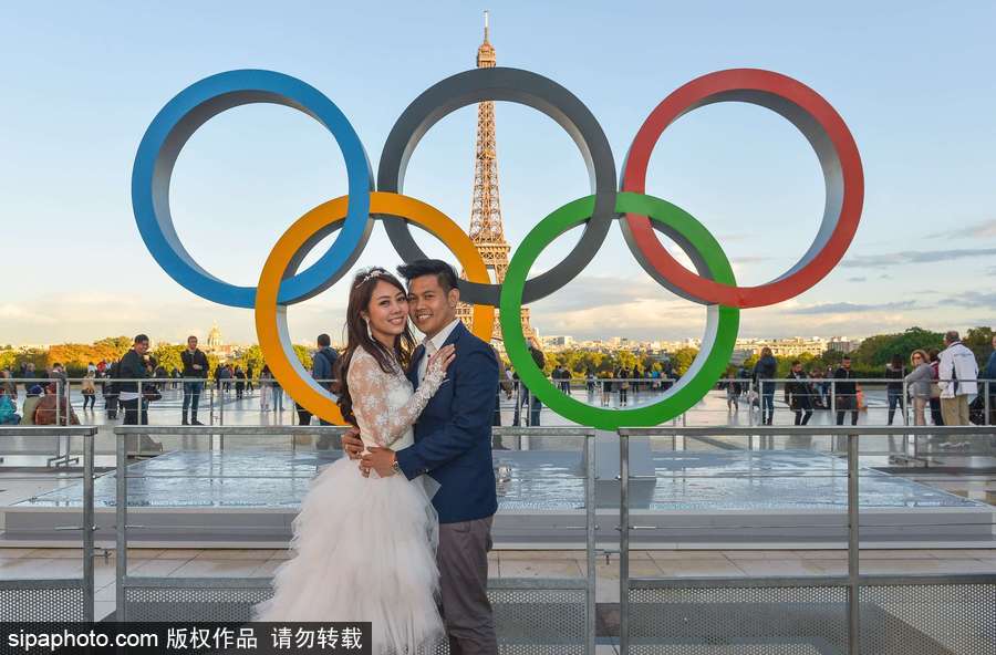 巴黎申奥成功 埃菲尔铁塔旁奥运五环吸引众多游客拍照留念