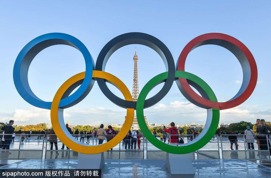 巴黎申奥成功 埃菲尔铁塔旁奥运五环吸引众多游客拍照留念