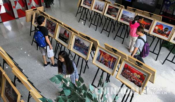 《百名摄影师聚焦香港》精选图片高校巡展中国青年政治学院站开幕