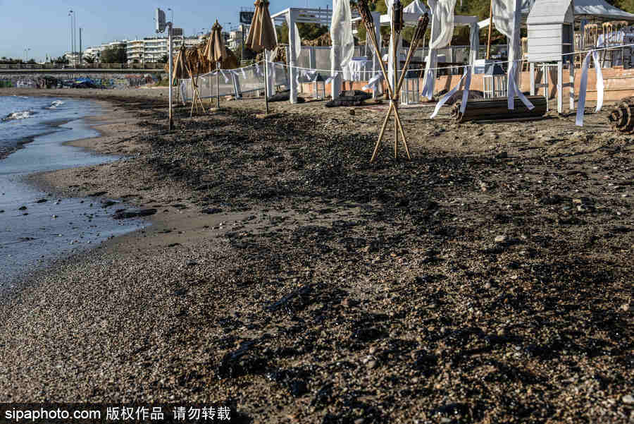 希腊原油泄漏致重大污染 海滩一片焦黑