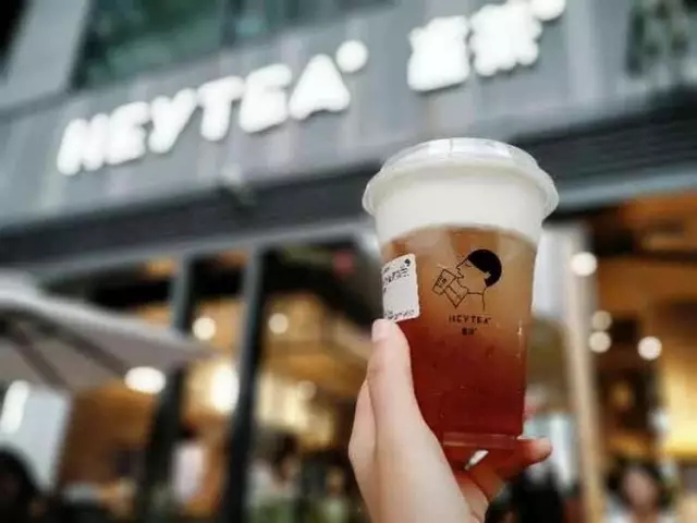 你排过2小时队买奶茶吗？中国人狂热追捧芝士奶茶引来老外围观丨外媒说