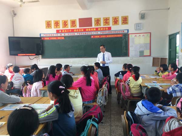 十年不忘初心 香港教师为湖南300多所小学建图书馆