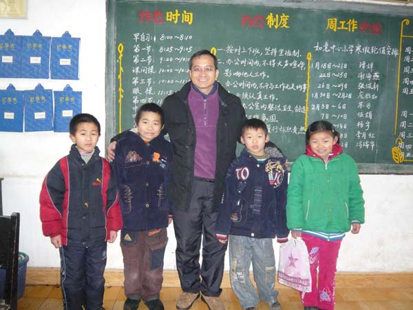 十年不忘初心 香港教师为湖南300多所小学建图书馆