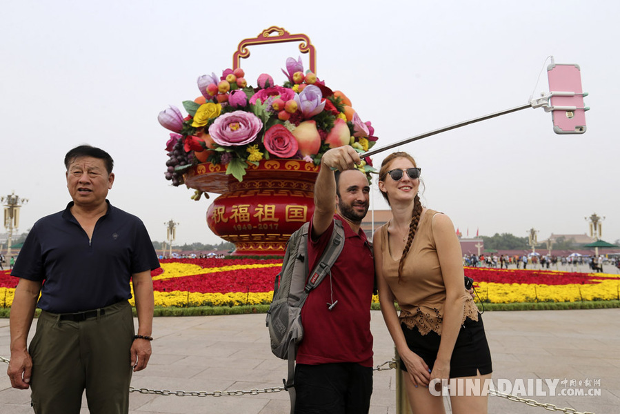 中外游客与天安门广场“花果篮”合影