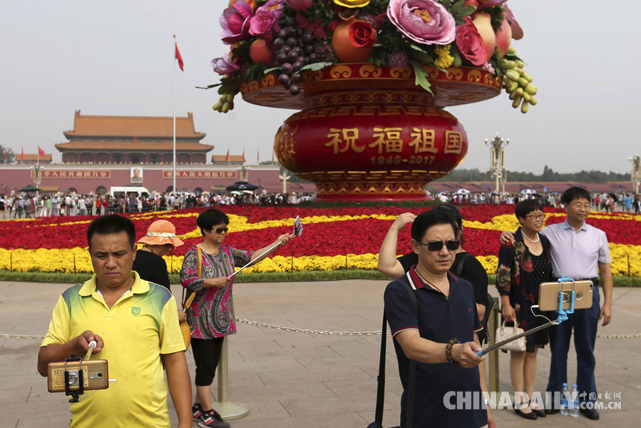 中外游客与天安门广场“花果篮”合影