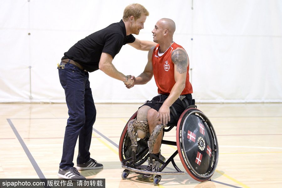 哈里王子到访多伦多会见残疾运动员 与运动员聊天交流平易近人