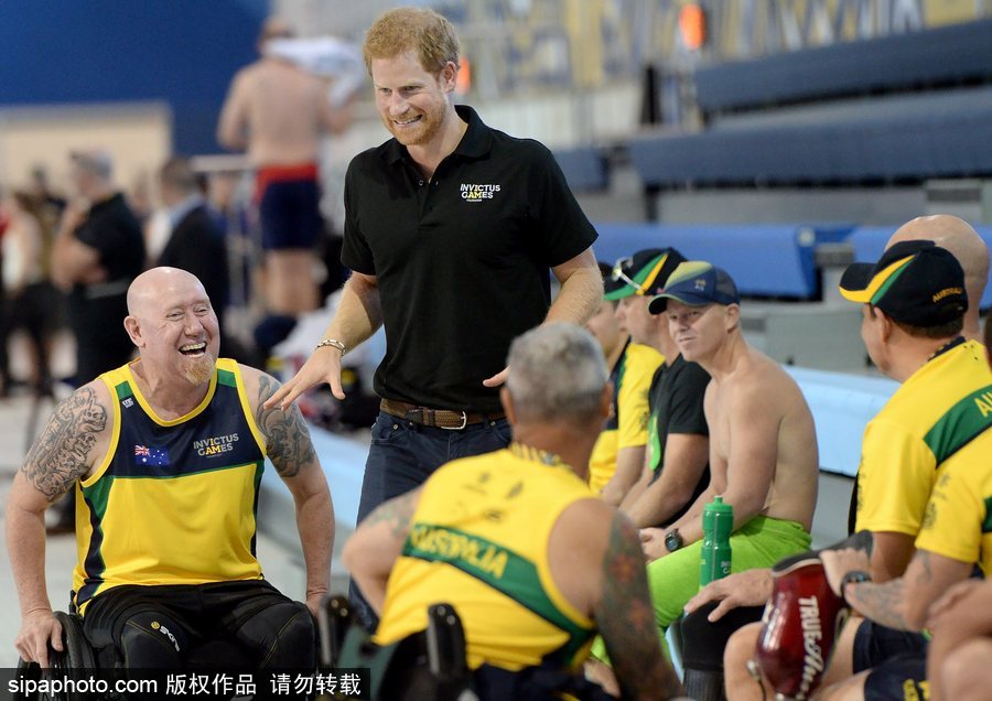 哈里王子到访多伦多会见残疾运动员 与运动员聊天交流平易近人