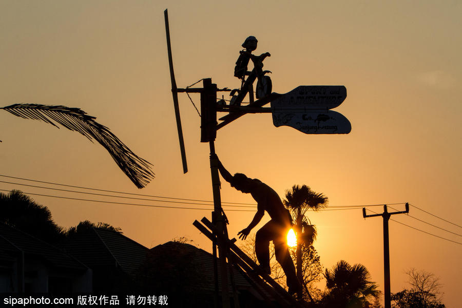 印尼迎来传统风车节 风帆舞动夕阳剪影下美如画