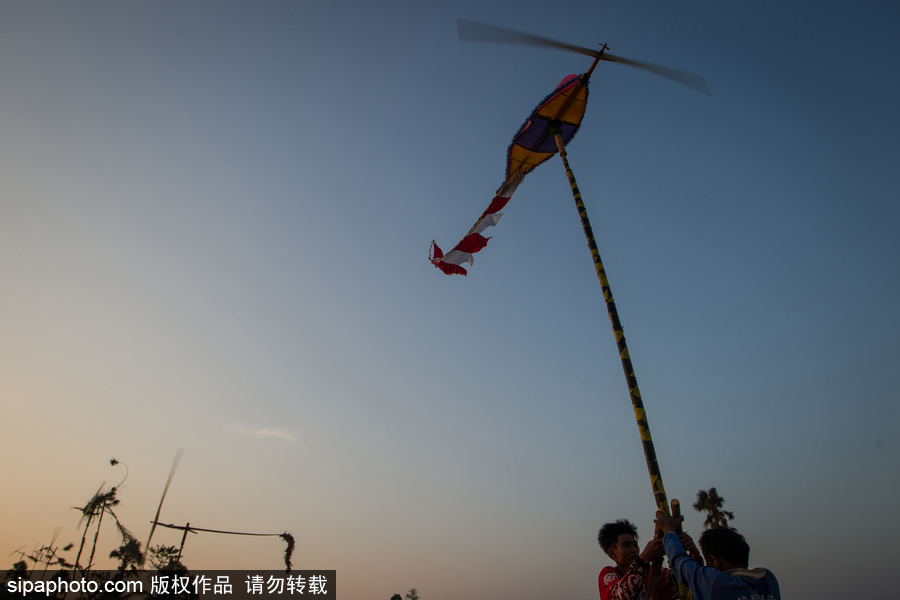 印尼迎来传统风车节 风帆舞动夕阳剪影下美如画