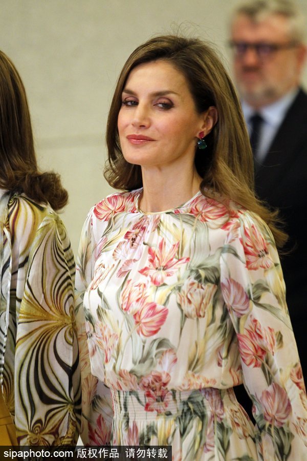 西班牙王后莱蒂齐亚出席抗癌活动身着花色连衣