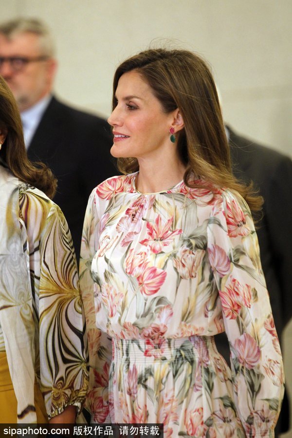 西班牙王后莱蒂齐亚出席抗癌活动 身着花色连衣裙优雅十足