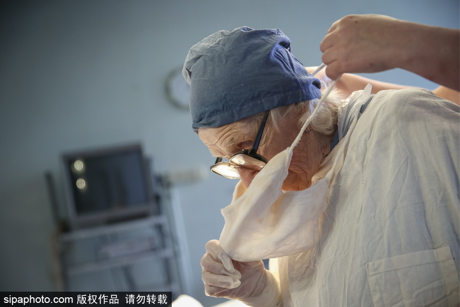 俄最年长在职外科医生 90岁高龄仍在主刀