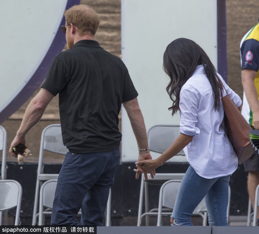 哈里王子携女友甜蜜现身 手牵手观看不可征服运动会