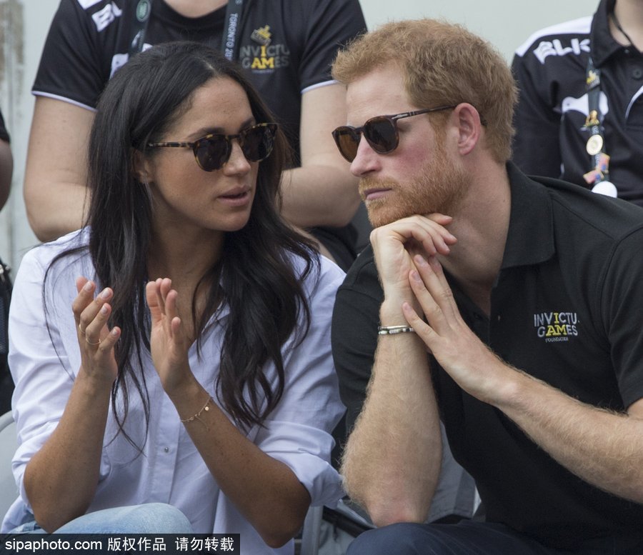 哈里王子携女友甜蜜现身 手牵手观看不可征服运动会