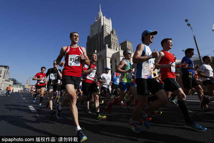 2017莫斯科马拉松盛大开跑 超3万人参赛跑遍各大名胜古迹