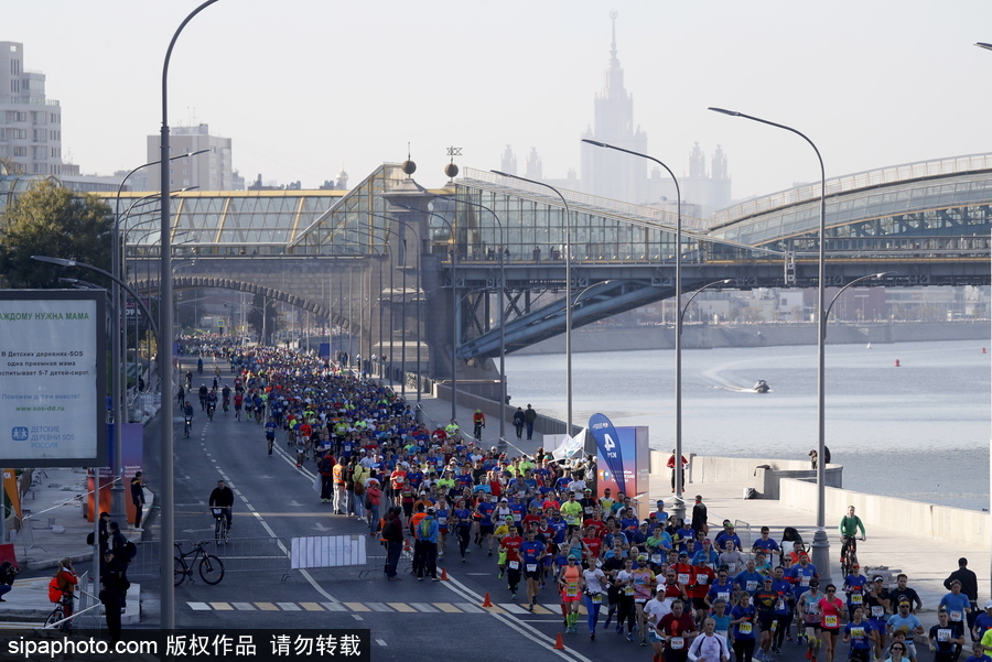 2017莫斯科马拉松盛大开跑 超3万人参赛跑遍各大名胜古迹