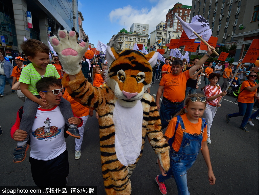 俄罗斯海参崴庆祝“老虎日” 民众街头扮老虎