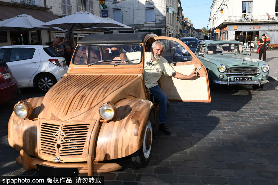 法国退休木工手工打造木制老爷车 自带引擎上路超拉风