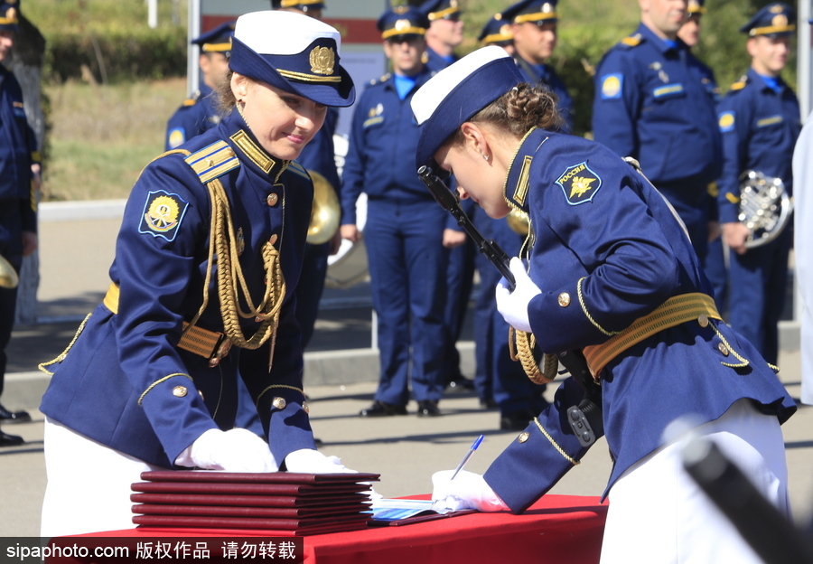 俄罗斯女飞行员宣誓仪式 个个颜值不输空姐