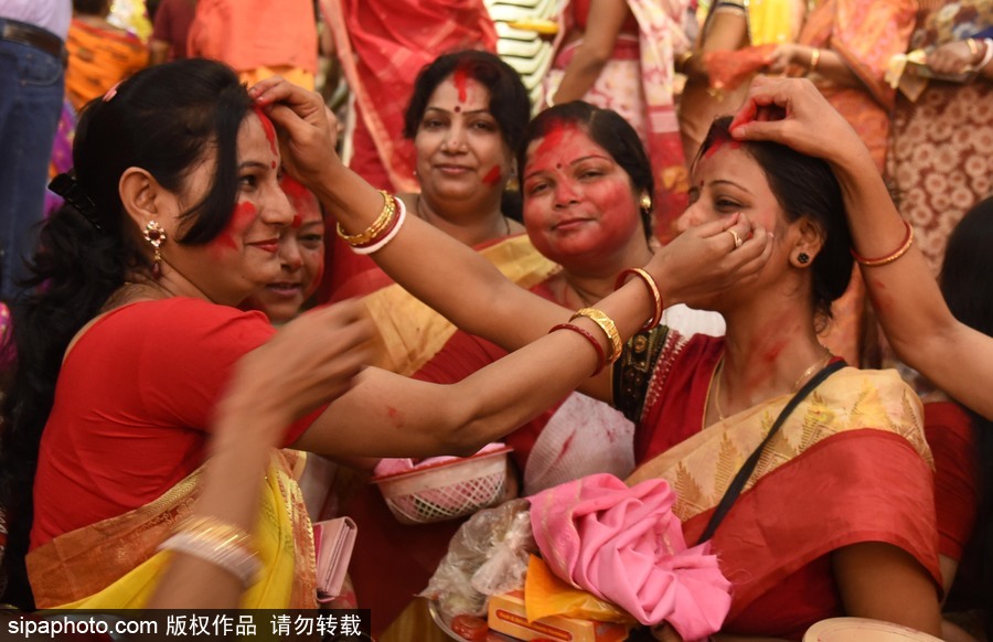印度阿拉哈巴德女性脸上抹朱砂 庆祝Vijay Dashmi节