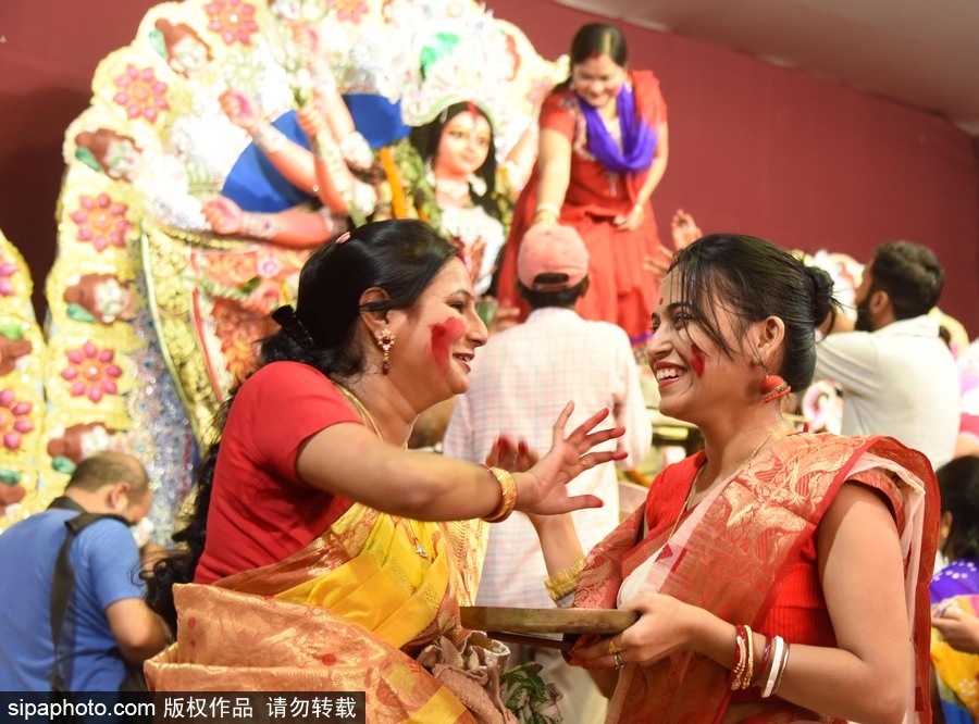 印度阿拉哈巴德女性脸上抹朱砂 庆祝Vijay Dashmi节