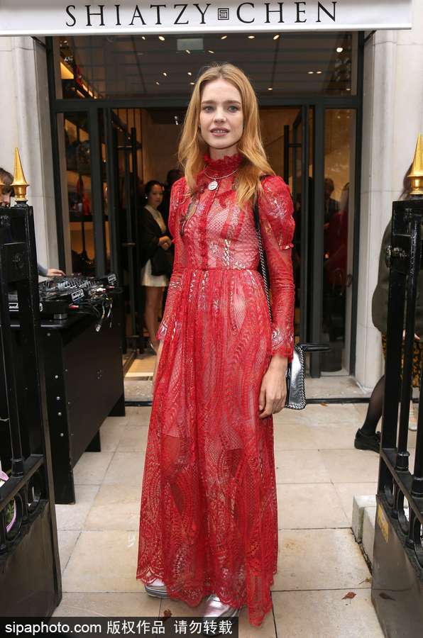 超模纳塔利-沃佳诺娃现身巴黎参加活动 红色薄纱裙尽显傲人身材
