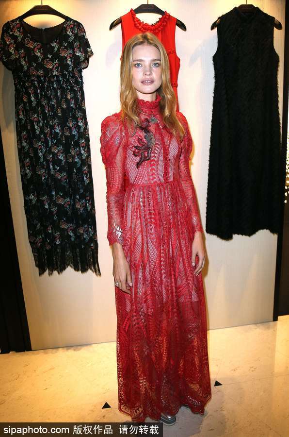 超模纳塔利-沃佳诺娃现身巴黎参加活动 红色薄纱裙尽显傲人身材