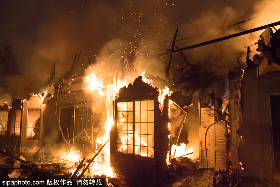 美国多地遭山火侵袭 圣罗莎希尔顿酒店“葬身火海”