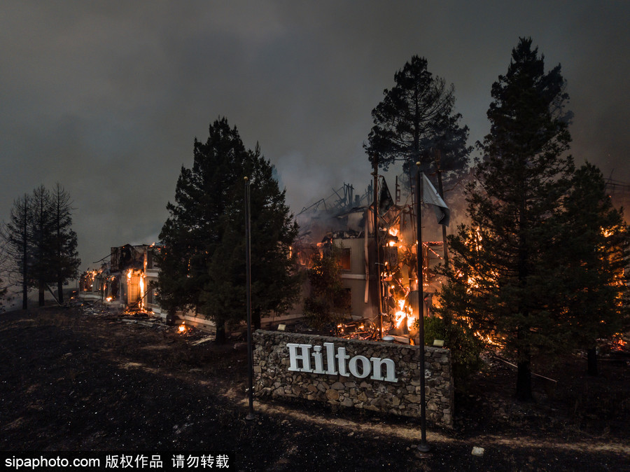 美国多地遭山火侵袭 圣罗莎希尔顿酒店“葬身火海”