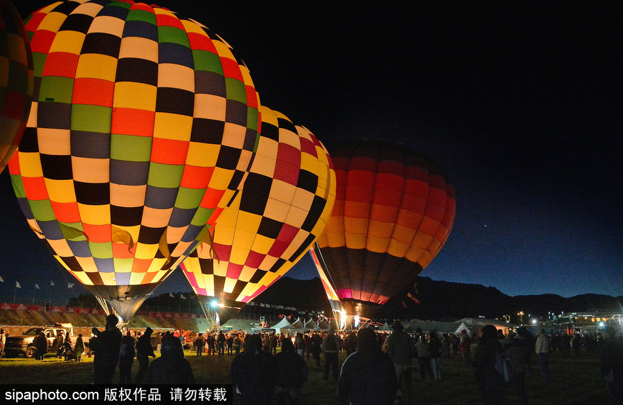 阿布奎基国际热气球节持续进行中 色彩斑斓点缀天空