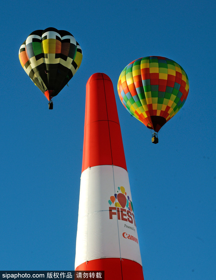 阿布奎基国际热气球节持续进行中 色彩斑斓点缀天空