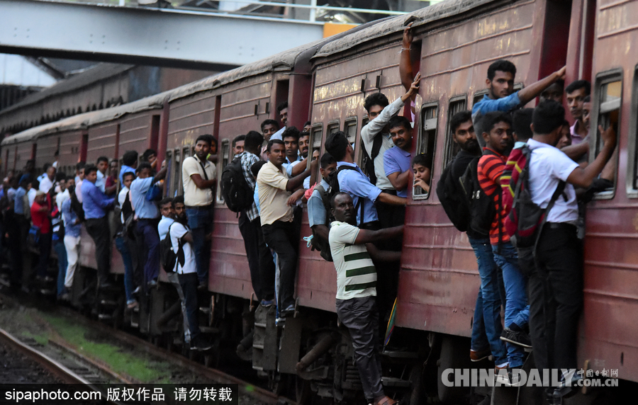 斯里兰卡全国铁路大罢工 乘客“挂火车”人满为患