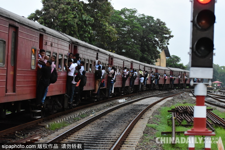 斯里兰卡全国铁路大罢工 乘客“挂火车”人满为患
