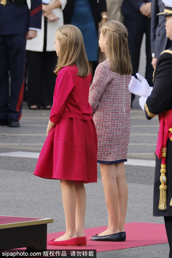 西班牙举行阅兵活动庆祝国庆日 两名小公主甜美可人