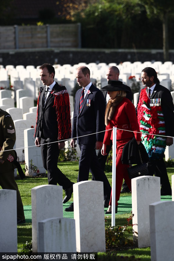 英国威廉王子到访比利时泰恩科特墓园 悼念一战死难者